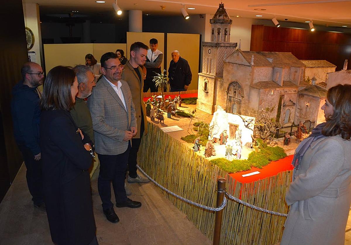 El belén fue inaugurado por el alcalde de Cieza, Tomás Rubio, y las concejalas de Cultura y Festejos, María Turpín y Amparo Belmonte.