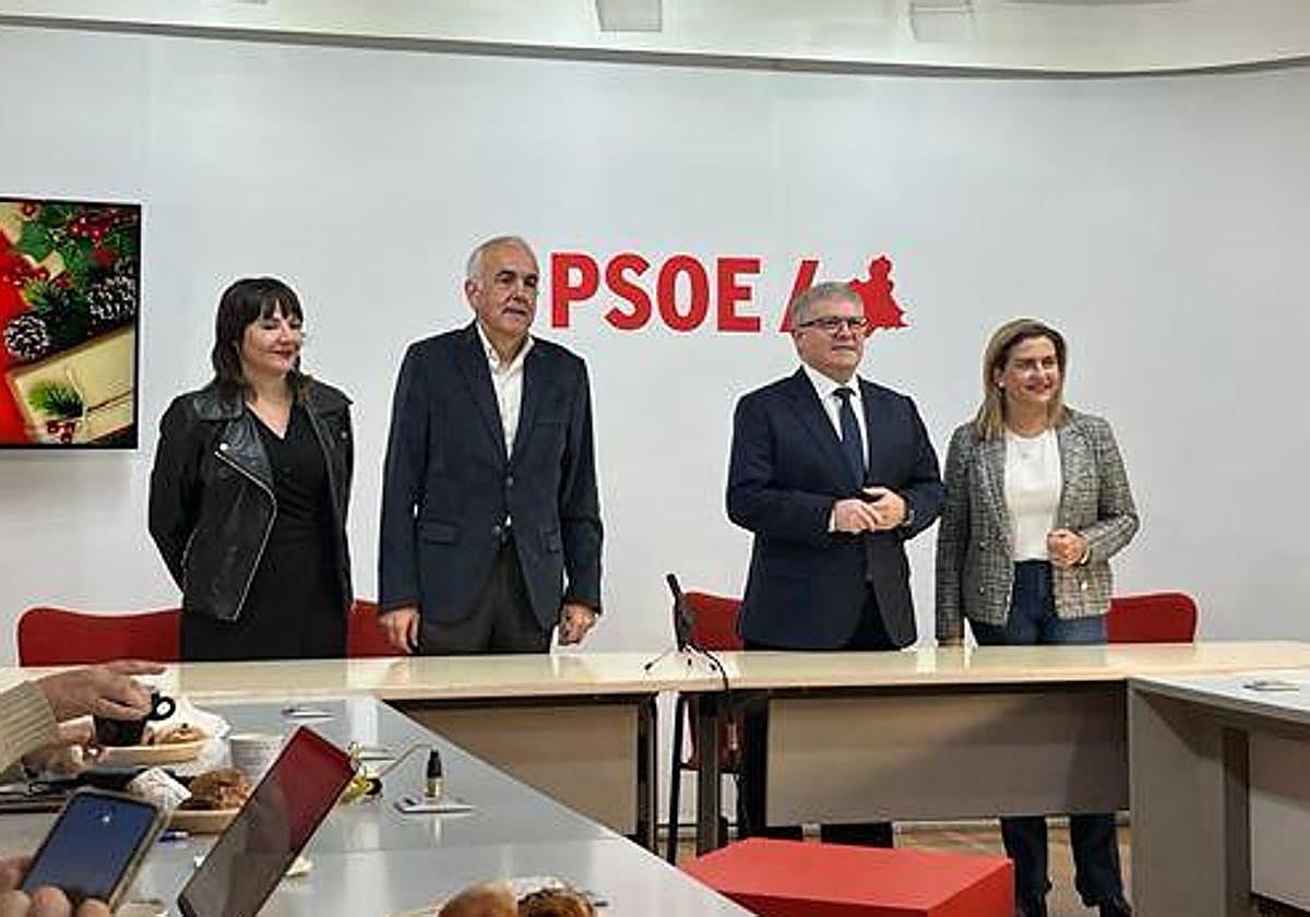 Marisol Sánchez Jódar, Alfonso Martínez Baños, José Vélez y Carmina Fernández, en la sede del PSRM-PSOE.