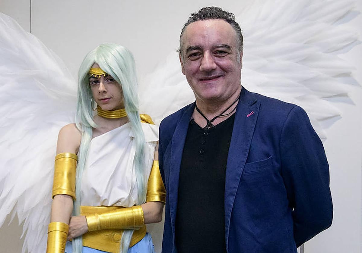 Antonio Álvarez, junto a un 'cosplayer' del Salón del Manga.