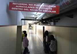 Alumnos en un pasillo del IES Alfonso X de Murcia, donde los móviles ya están prohibidos.