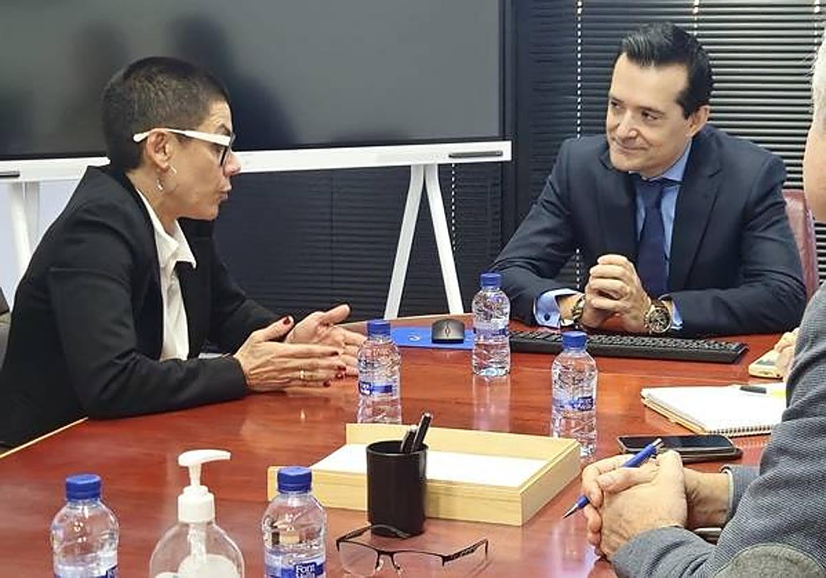 Encuentro entre la alcaldesa de Beniel y el consejero de Fomento e Infraestructuras.