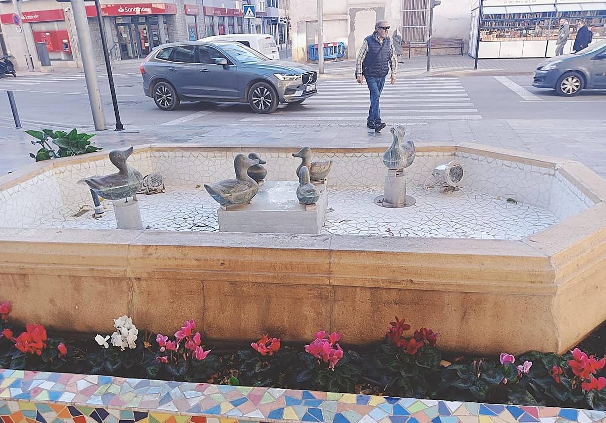 Una de las fuentes del jardín de Los Patos vacía.