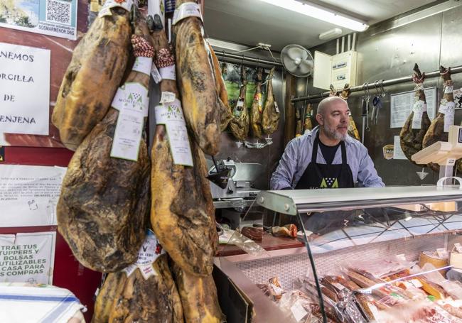 Jamones en la percha de una charcutería del mercado de Santa Florentina, en Cartagena.