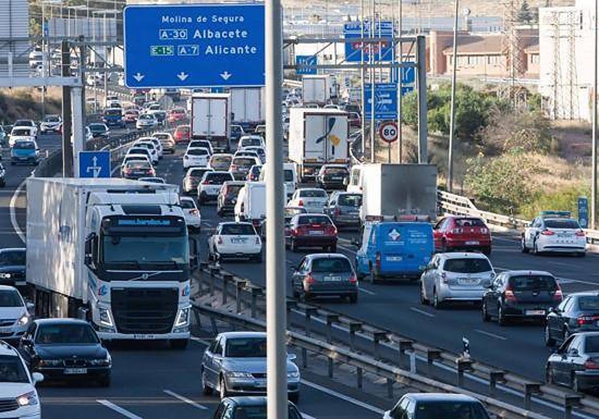 Tráfico en una carretera de la Región de Murcia, en una imagen de archivo.