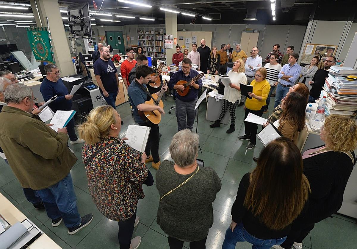 Los integrantes de la peña La Lebrilla interpretan unos villancicos en la Redacción de LA VERDAD, anoche.