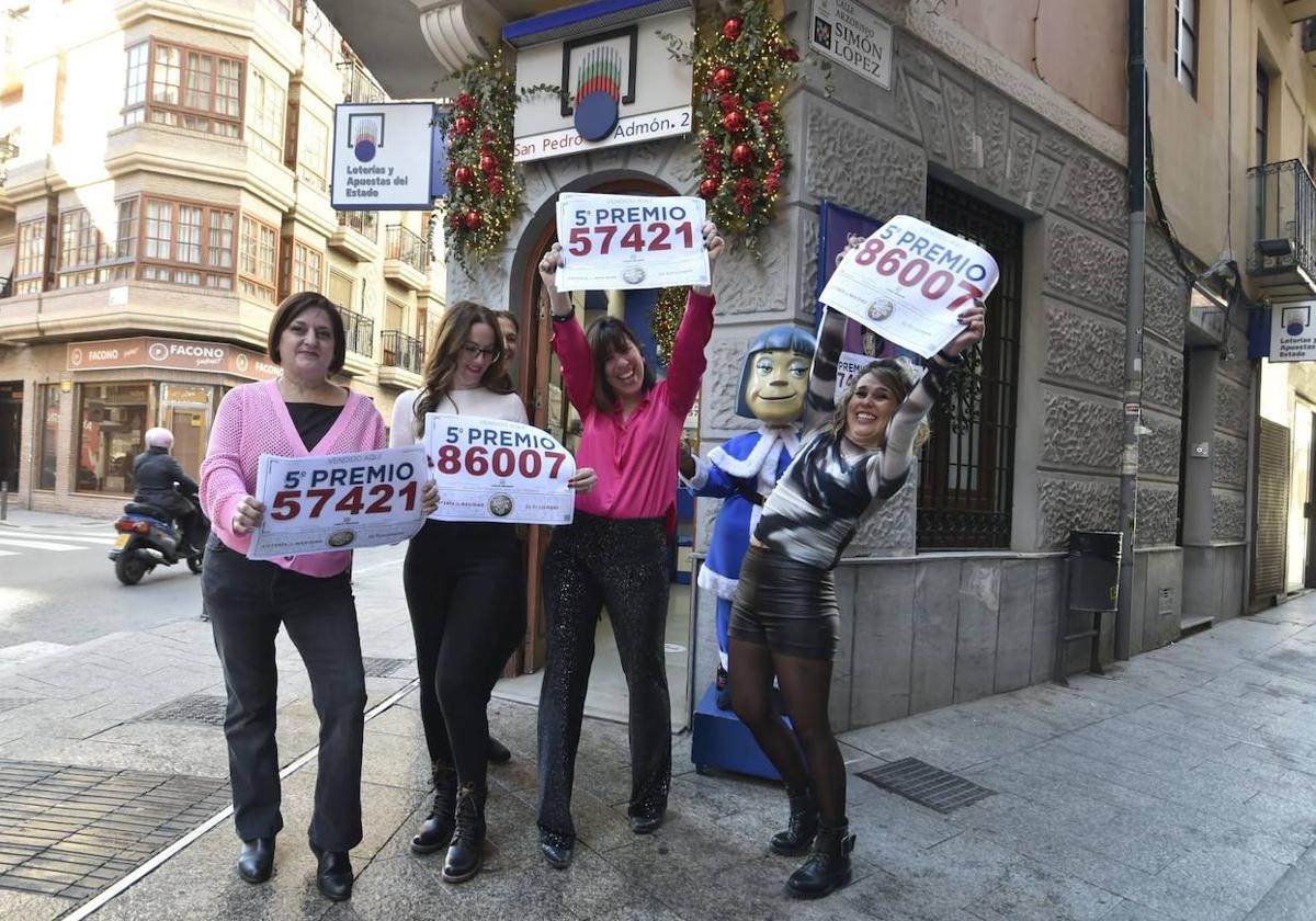 Celebración a las puertas de la administración de Murcia que vendió dos quintos premios de la Lotería de Navidad