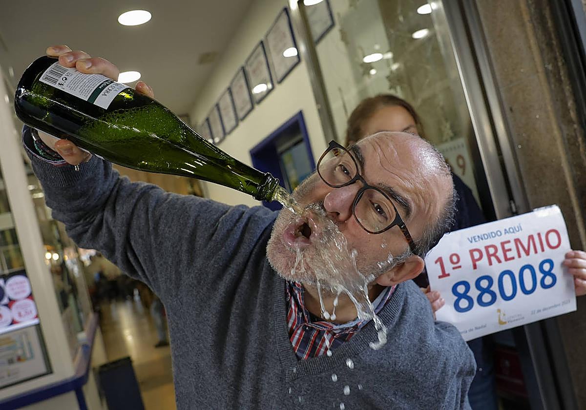 Una administración celebra haber vendido el Gordo de la Lotería de Navidad
