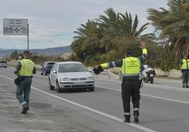 Un agente de la Guardia Civil da el alto a un conductor en Archena, durante la campaña de control de uso del cinturón realizada en febrero.