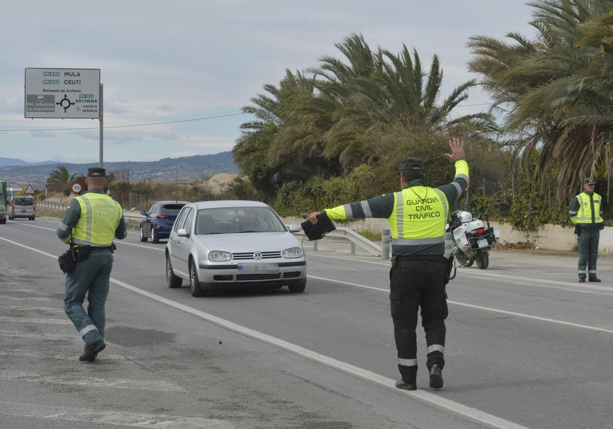 Un agente de la Guardia Civil da el alto a un conductor en Archena, durante la campaña de control de uso del cinturón realizada en febrero.