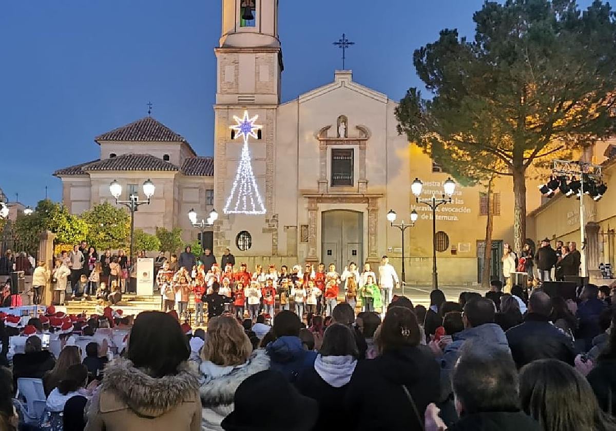 El público disfruta de uno de los coros escolares en Cehegín.