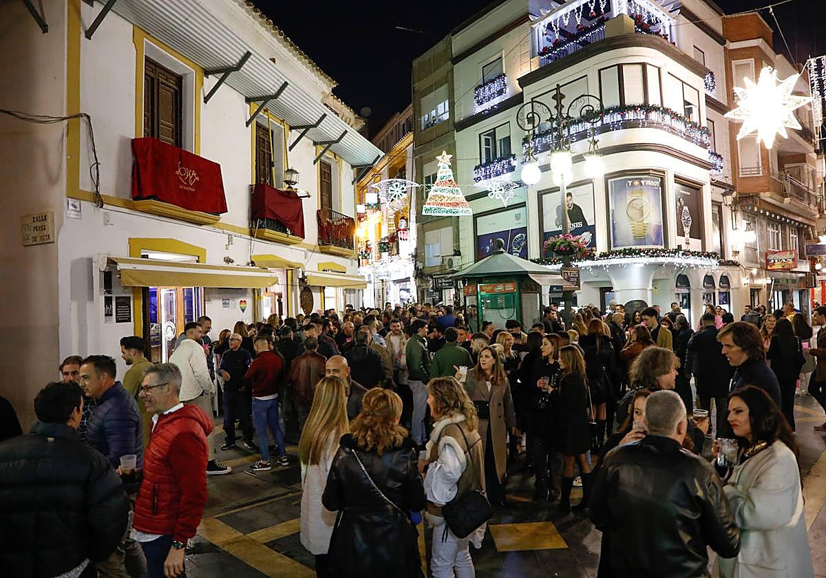 Calle Corredera repleta de público, durante el tardeo, en la zona de bares de copas.