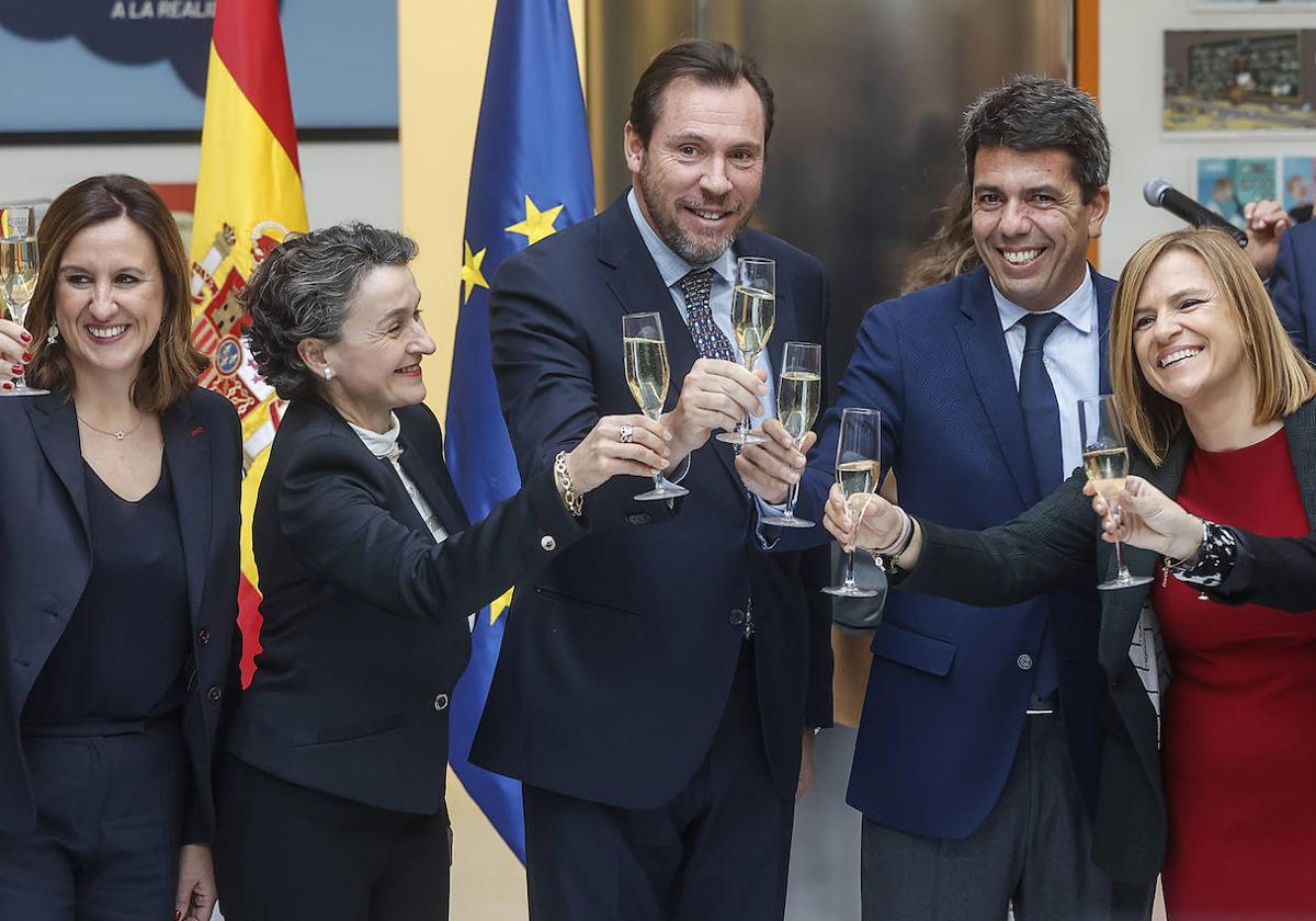 María J. Catalá, alcaldesa de Valencia; Mar Chao, del puerto de Valencia; el ministro Óscar Puente, el presidente Carlos Mazón y la delegada Pilar Bernabé, brindando el día 14 tras anunciarse la ampliación de la dársena.