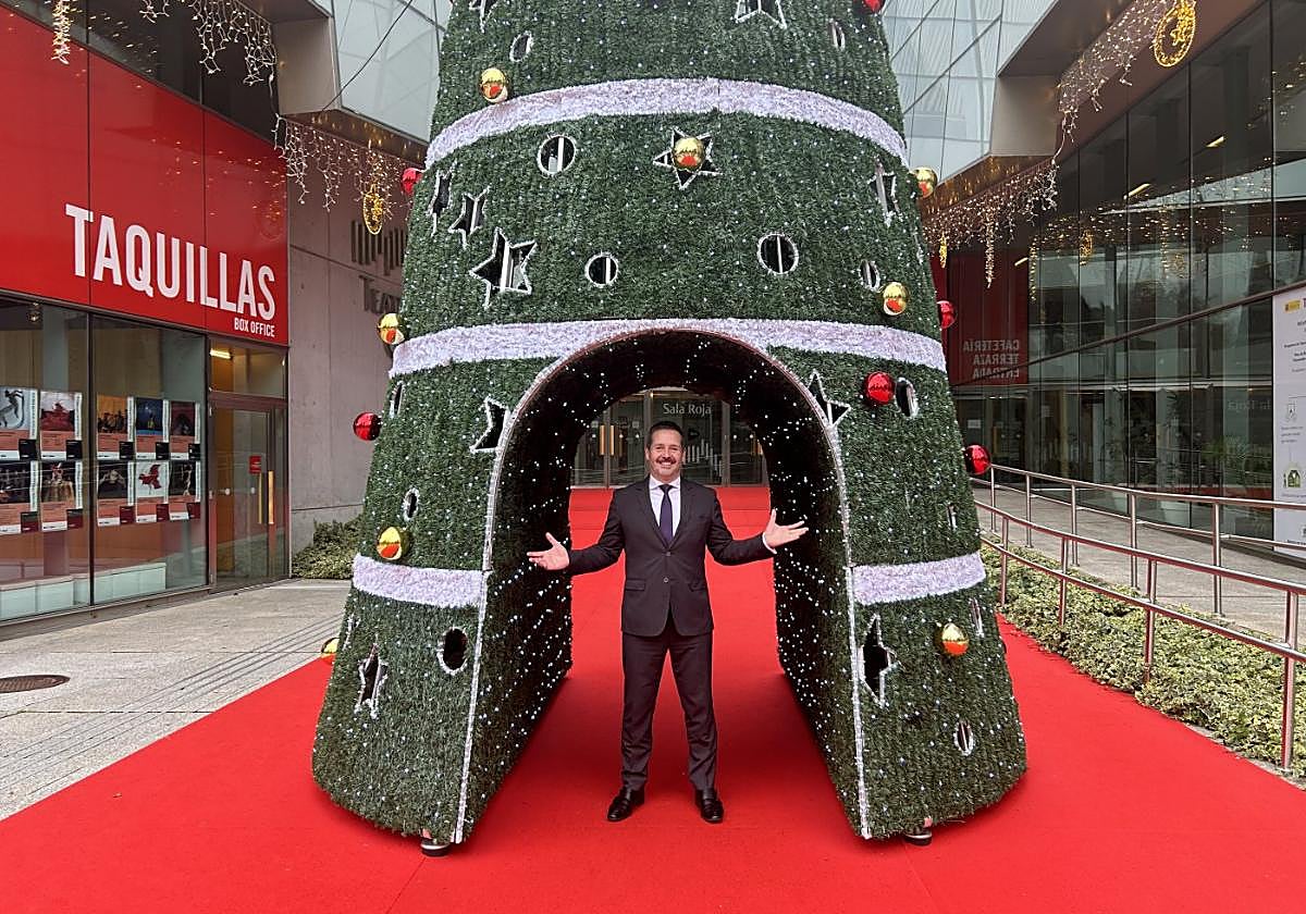 Mariano de Paco, en la puerta de los madrileños Teatros del Canal, que están bajo su responsabilidad como consejero de Cultura.