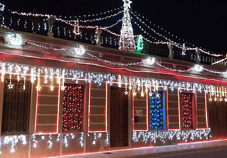 La vivienda de Fano decorada con miles de luces.