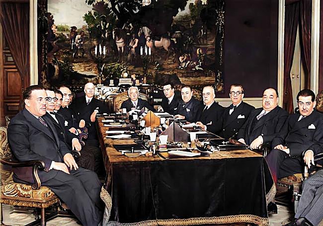 Rocha, cuarto por la izquierda fue ministro de Lerroux.