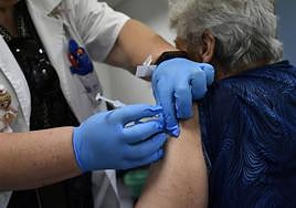 Administran una vacuna contra la gripe a un hombre en Murcia.