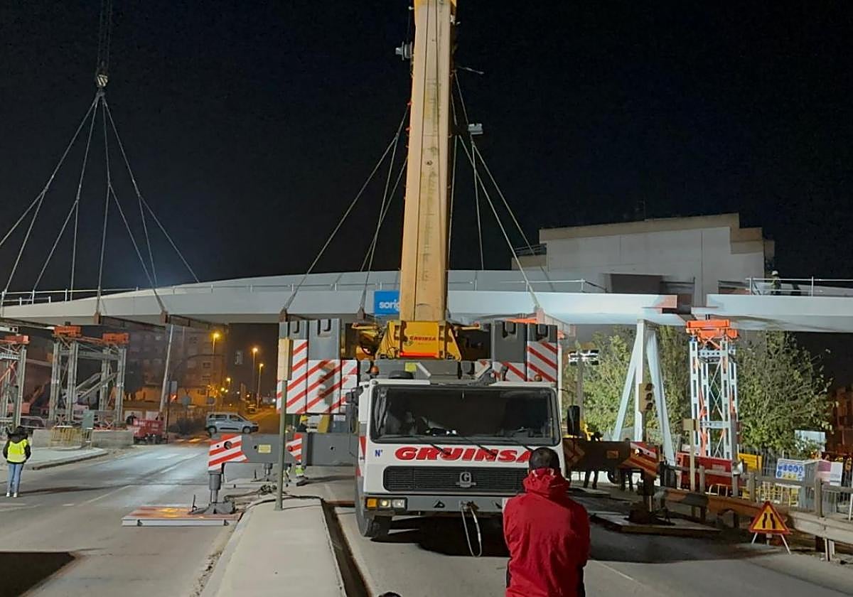 Inslalación de la pasarela con varias grúas el domingo.