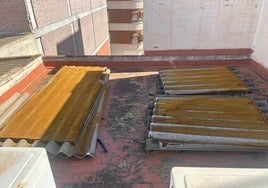 Restos de uralita en la casa de la tercera edad de la calle San Pascual.