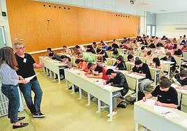Alumnos y profesores en el Aulario Norte del Campus de Espinardo durante la Ebau de junio pasado.
