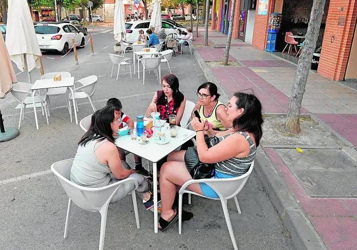 Clientes en la terraza instalada en una zona de aparcamiento en el barrio de San Basilio, en una imagen de archivo.