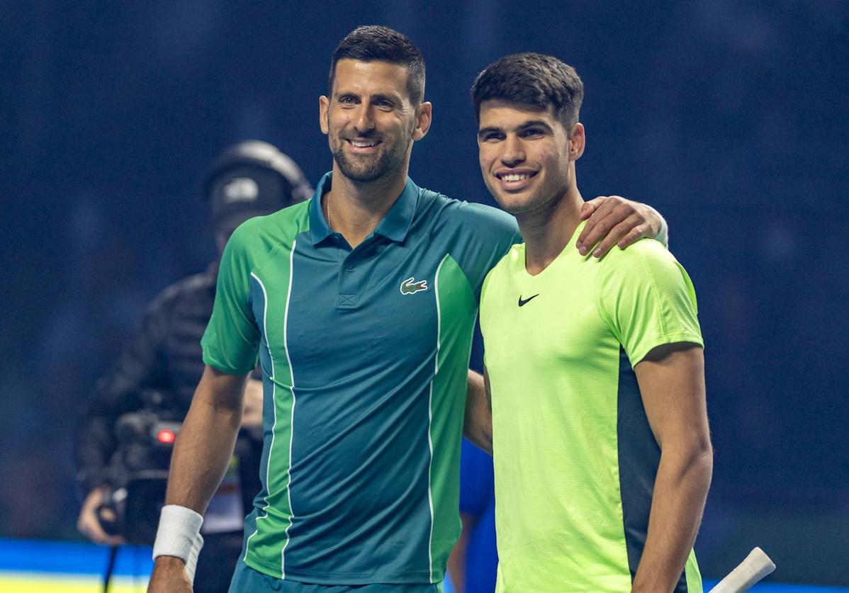 Carlos Alcaraz y Novak Djokovic posan sonrientes, este miércoles, antes del encuentro que disputaron en Riad (Arabia Saudí).