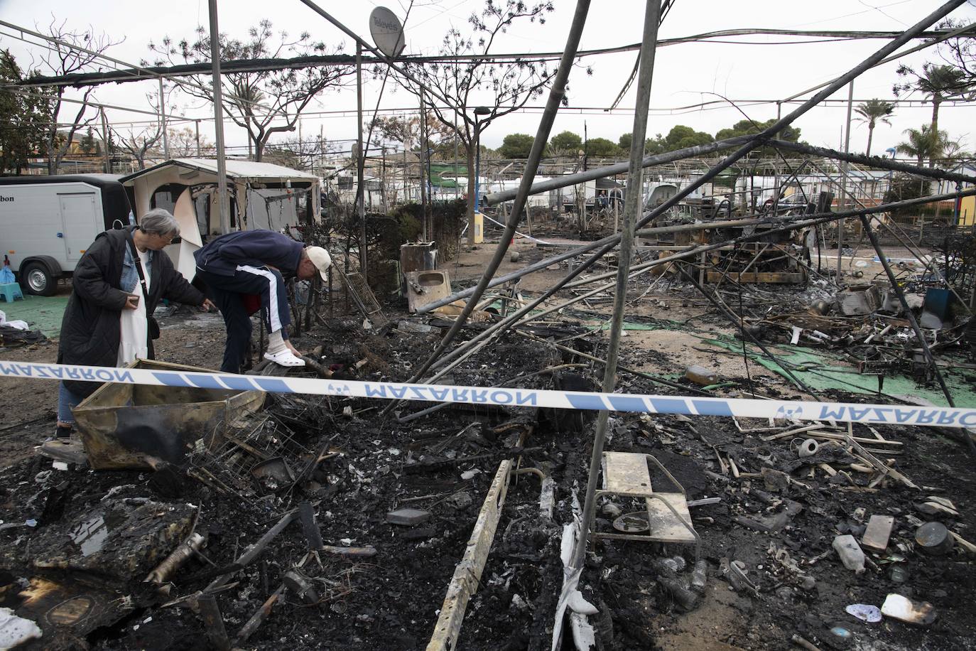 Un incendio arrasa el cámping de Bolnuevo (Mazarrón) y devora quince parcelas y diez caravanas