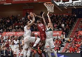 Dylan Ennis intenta anotar en el encuentro del pasado viernes frente al Unicaja.