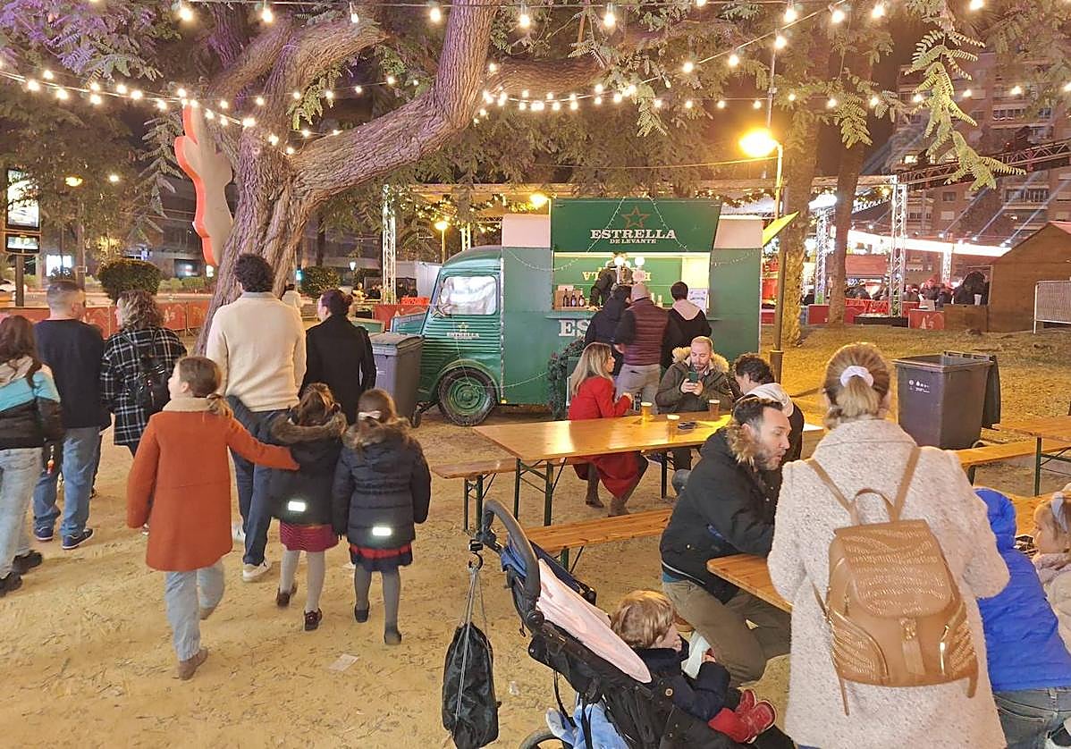 Estrella de Levante presente en los mercadillos navideños de Murcia.