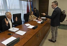 El socialista Alfonso Martínez Baños, sentado, y el presidente de la Comisión de Presupuesto, Víctor Martínez-Carrasco, del PP, al inicio de la sesión.
