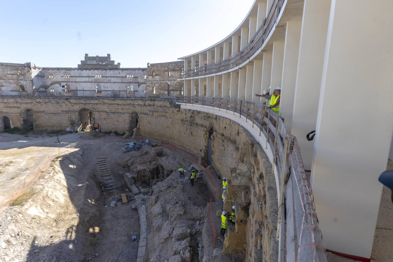 ﻿Otro elemento crucial del patrimonio histórico va tomando forma en Cartagena, que se consolida como una de las grandes ciudades del Mediterráneo para el turismo cultural. La excavación del Anfiteatro Romano avanza a buen ritmo con el objetivo de que pueda abrir a las visitas en el verano de 2024. El Ayuntamiento quiere que acoja el Archivo Municipal y el Museo de la Ciudad.