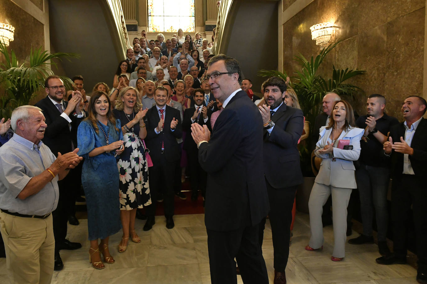 ﻿Los ayuntamientos salidos de las urnas en las elecciones del 28-M echaron a andar con los plenos de constitución de las corporaciones municipales, que incluyeron la elección de 43 alcaldes. Todos excepto Librilla y Ceutí, por los recursos presentados por Vox ante la Junta Electoral Central. El mapa municipal se tiñó de azul, pues el PP logró hacerse con treinta alcaldías, casi el doble de las que tenía. El vuelco más destacado, el del Ayuntamiento de Murcia, donde José Ballesta recuperó la alcaldía con una mayoría absoluta de quince concejales.