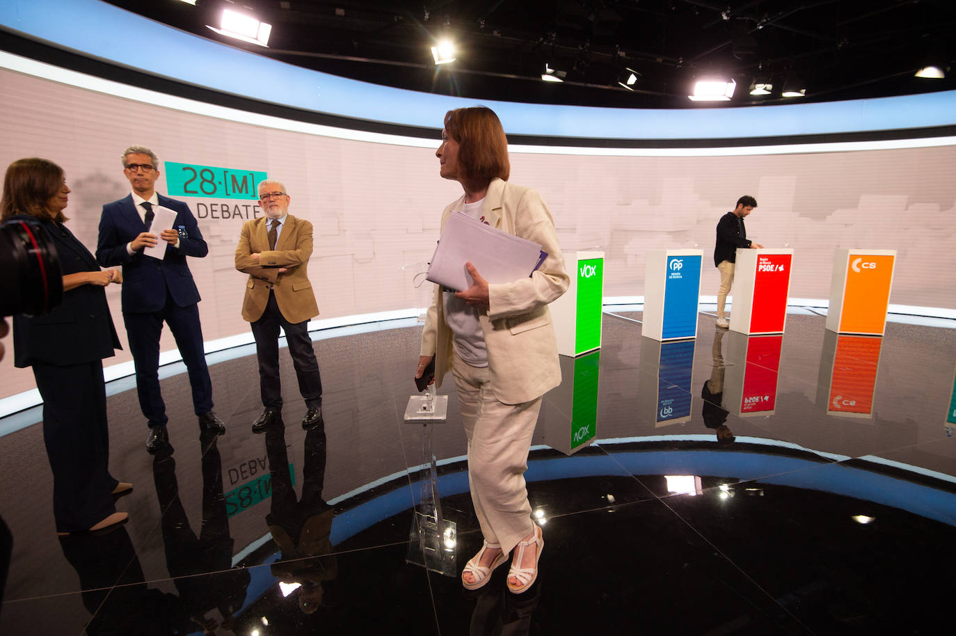 El plante de la candidata de Podemos María Marín obligó a suspender el debate electoral que se celebraba en la televisión autonómica 7TV y se emitía en directo. Se negó a salir del plató para compartir su tiempo con Más Región, como había ordenado la Junta Electoral.