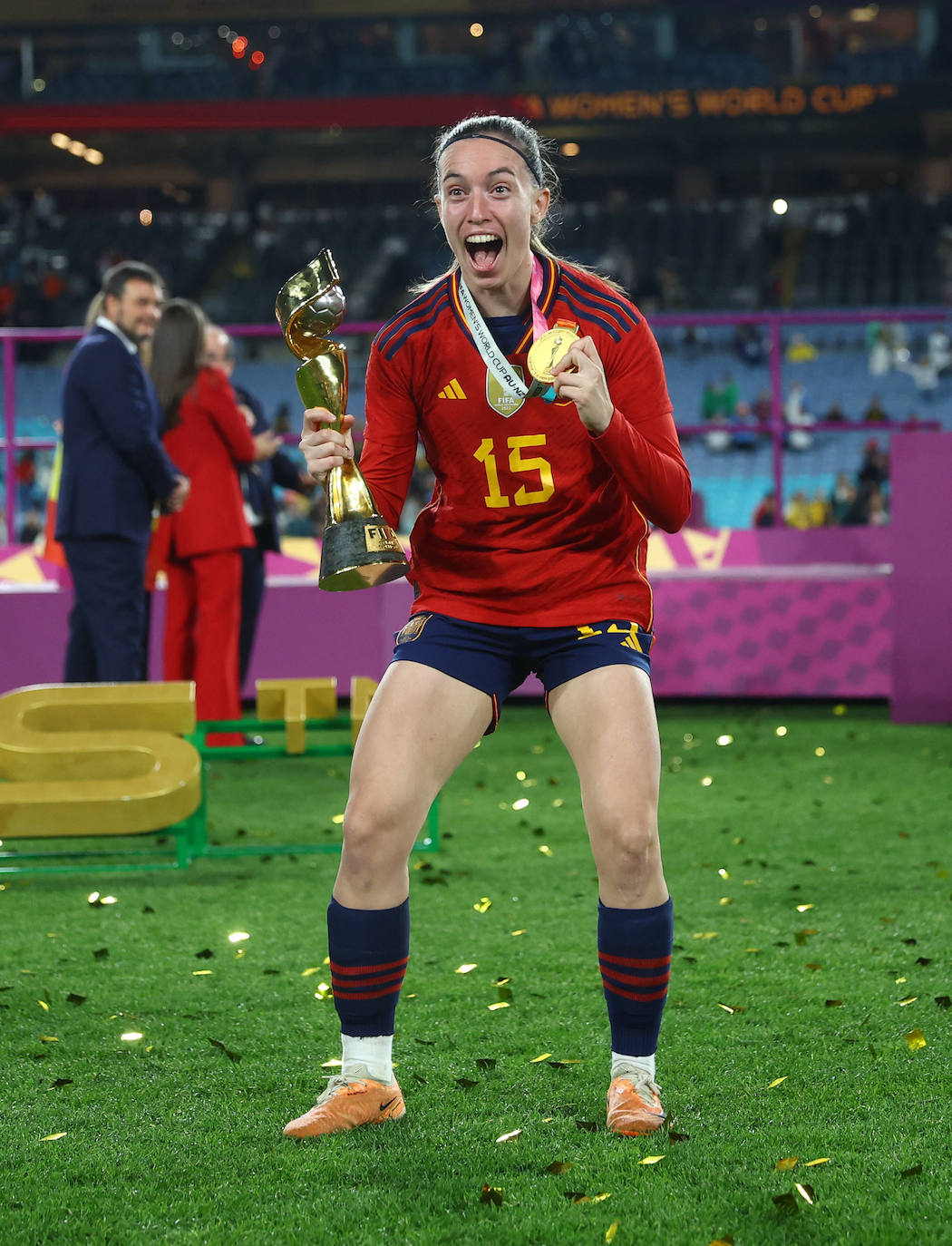 La yeclana Eva Navarro se proclamó campeona del mundo de fútbol con la selección española ganando en la final a Inglaterra (1-0) y confirmando de esta manera el gran momento del deporte regional. La Reina Letizia acompañó a las futbolistas españolas en el histórico partido y las felicitó en el campo durante la entrega de las medallas, donde fue testigo del polémico beso no consentido del ya expresidente de la Federación Española de Fútbol, Luis Rubiales, a Jenni Hermoso.