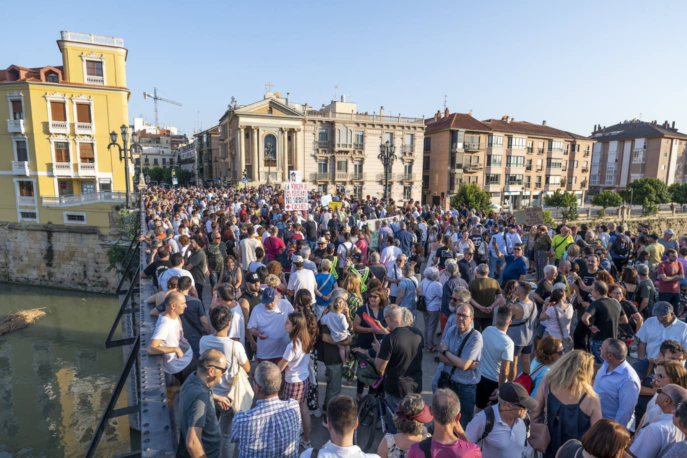 Clamor ciudadano para reivindicar que el Puente Viejo de Murcia siga cerrado a los coches. Una veintena de colectivos se movilizan y piden al alcalde que dé marcha atrás en su anuncio de recuperar la circulación a partir de julio. 