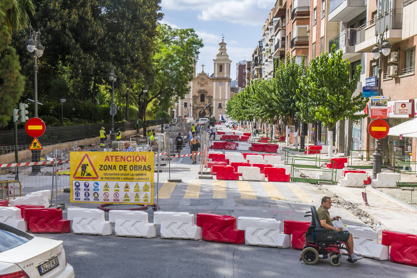 El Ayuntamiento de Murcia aprovechó el mes de agosto para asfaltar las principales calles del centro de la ciudad sin la necesidad de cortar el tráfico. Acuciado por la necesidad de terminar cuanto antes las obras del Plan de Movilidad -que el nuevo equipo de gobierno aseguró que revertiría, aunque finalmente mantuvo el proyecto-, y aprovechando el descenso en la circulación de vehículos por el parón del mes de agosto, los operarios trabajaron a toda prisa con vistas a la Feria de Septiembre.