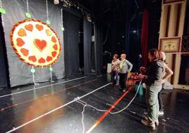 Varias personas de la asociación Unidad y Fraternidad dan los últimos retoques a la decoración del teatro Thuillier