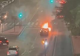 Imagen del coche que ardió este jueves en la avenida Juan de Borbón de Murcia.