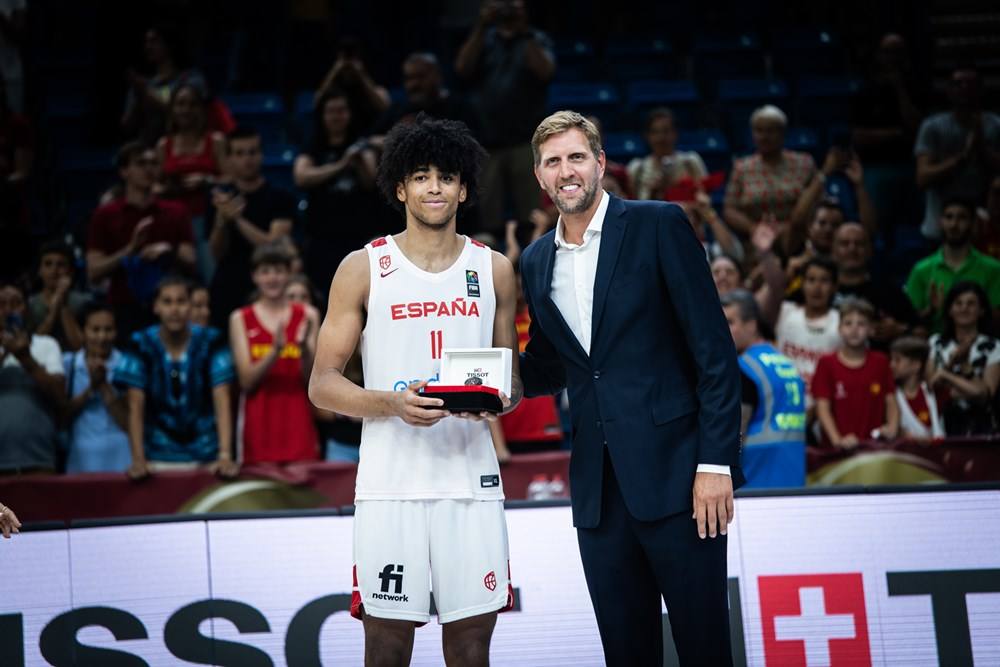 ﻿España ganó a Francia el Mundial Sub-19 de Baloncesto (73-69) con una actuación estelar del pívot murciano Izan Almansa, que fue elegido mejor jugador del torneo. El joven baloncestista confirma su calidad y progresión tras ganar anteriormente los trofeos de mejor jugador del Campeonato Mundial Sub-17 (también oro) y del Europeo Sub-18 (plata).4