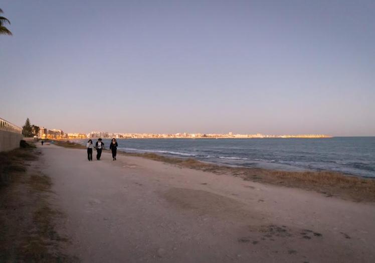 Space where the promenade will be built between Los Náufragos and Rocío del Mar.