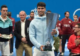 Carlos Alcaraz sujeta el trofeo al finalizar el evento.