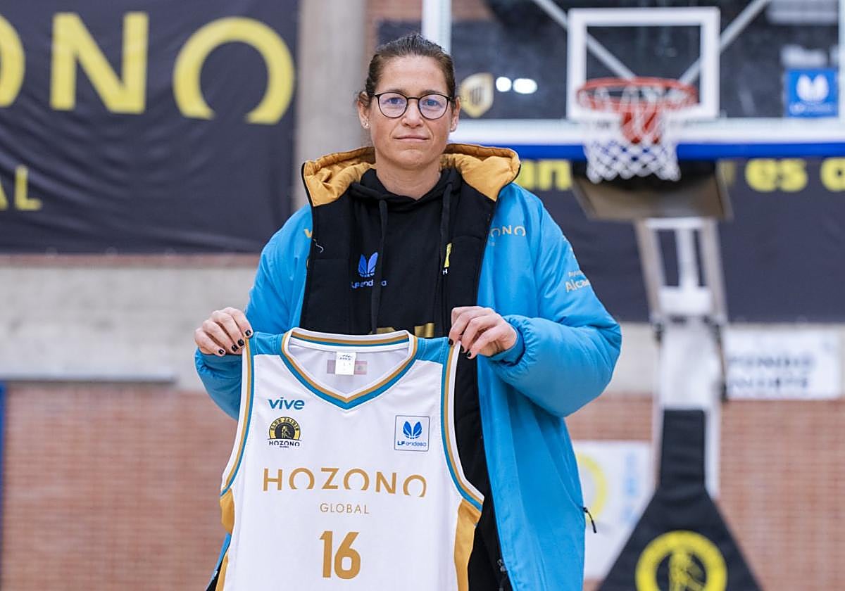Anna Montañana, posando ayer con la camiseta del Jairis en su presentación.