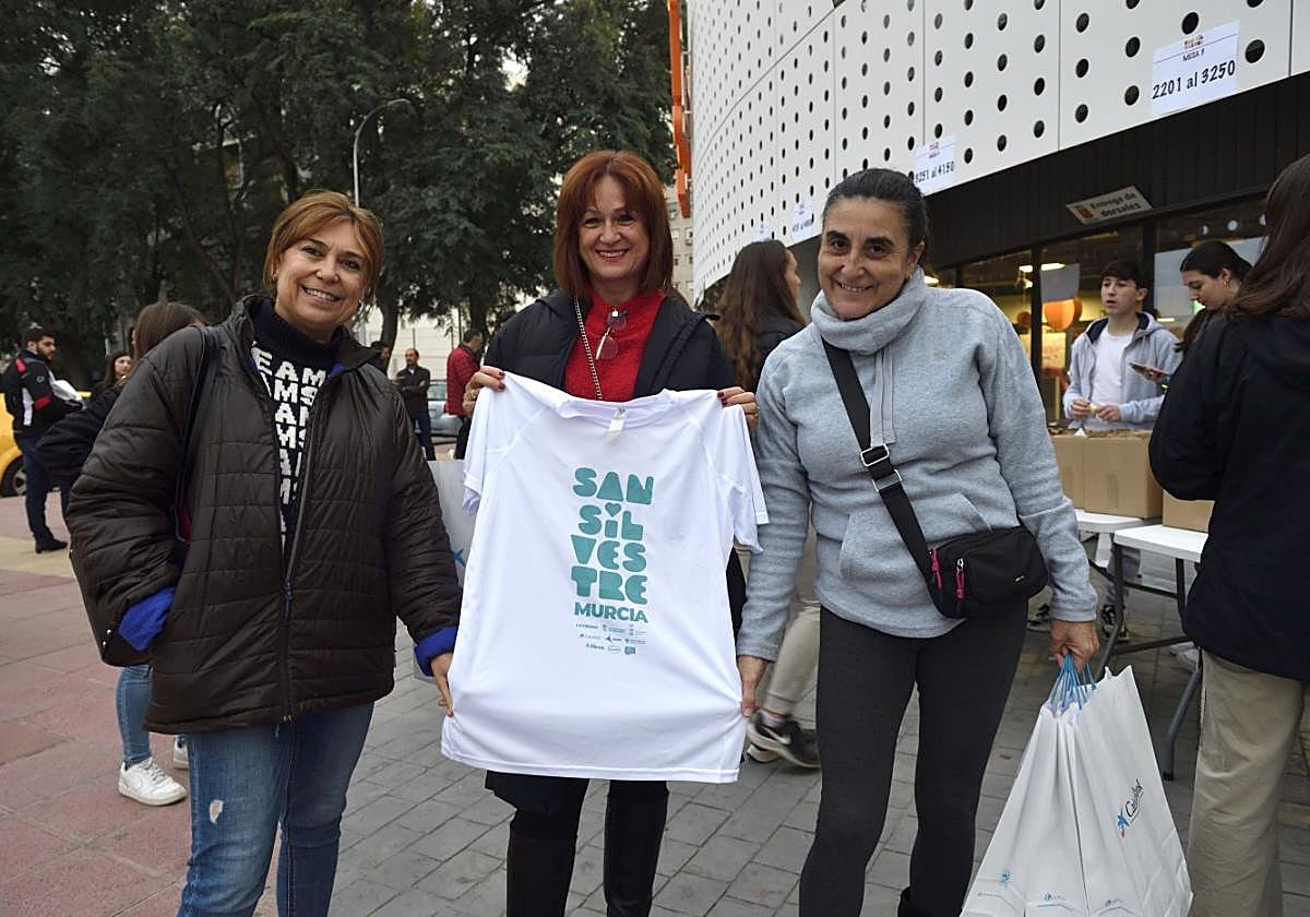 Una participante muestra su camiseta, ayer en Enjoy!.