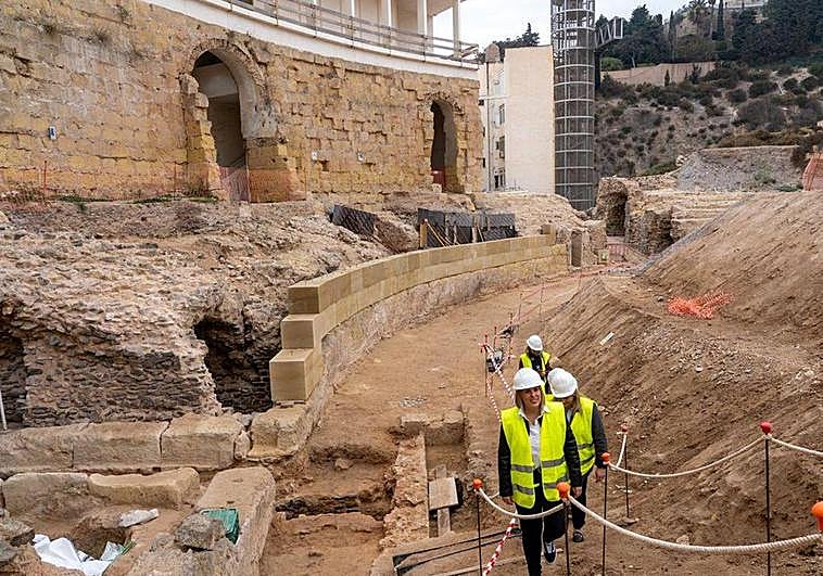 Noelia Arroyo, alcaldesa de Cartagena, durante su visita al Anfiteatro Romano