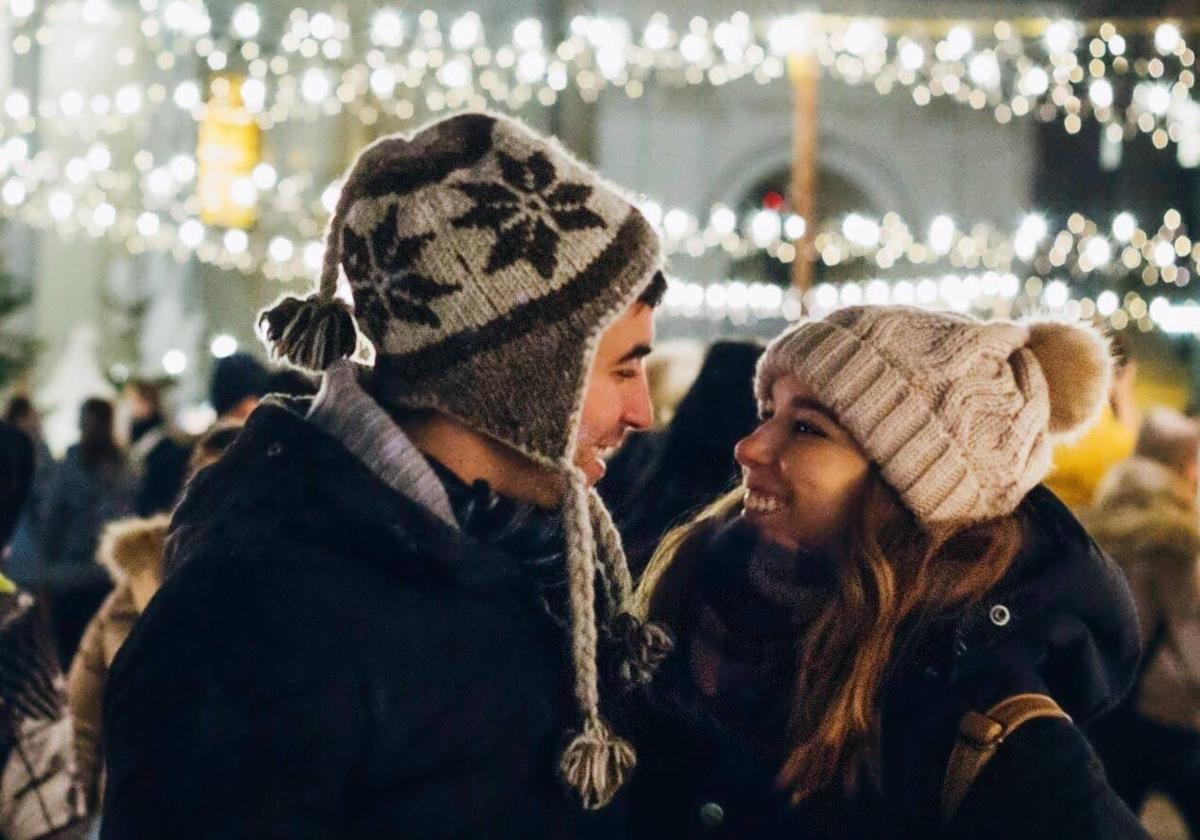 Raúl Díaz y su novia, Elena Figueroa, en el mercadillo de la iglesia de San Carlos Borromeo de Viena.