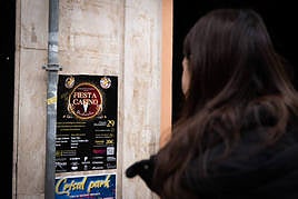 Los carteles con el anuncio del regreso de la Fiesta del Casino inundan las calles de Orihuela.