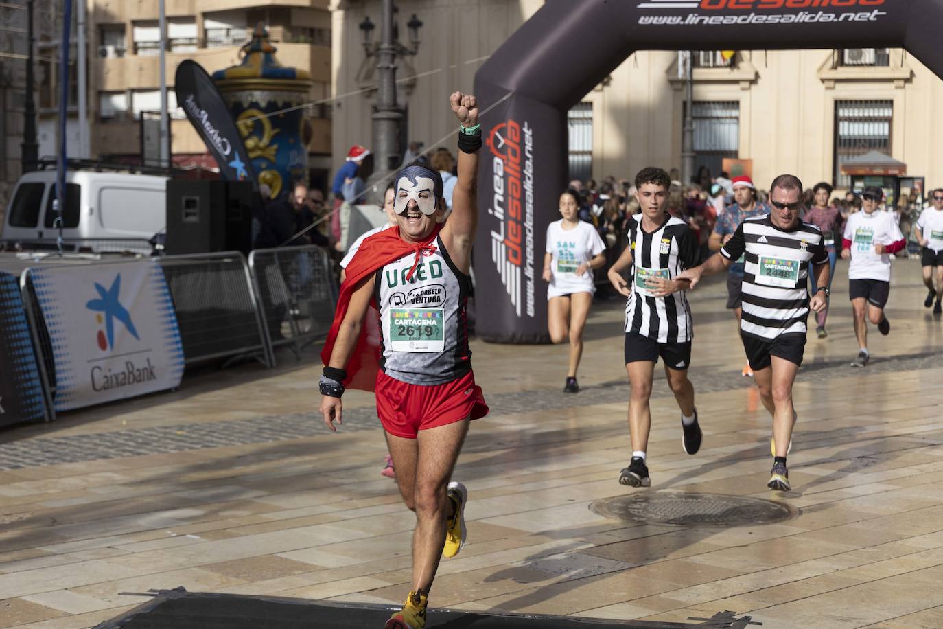 La llegada de la carrera San Silvestre 2023, en imágenes