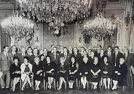 Gente con condición. El gran salón de baile del Real Casino de Murcia, en una de las muchas celebraciones que se convocaban llegando la Navidad y el fin de año.