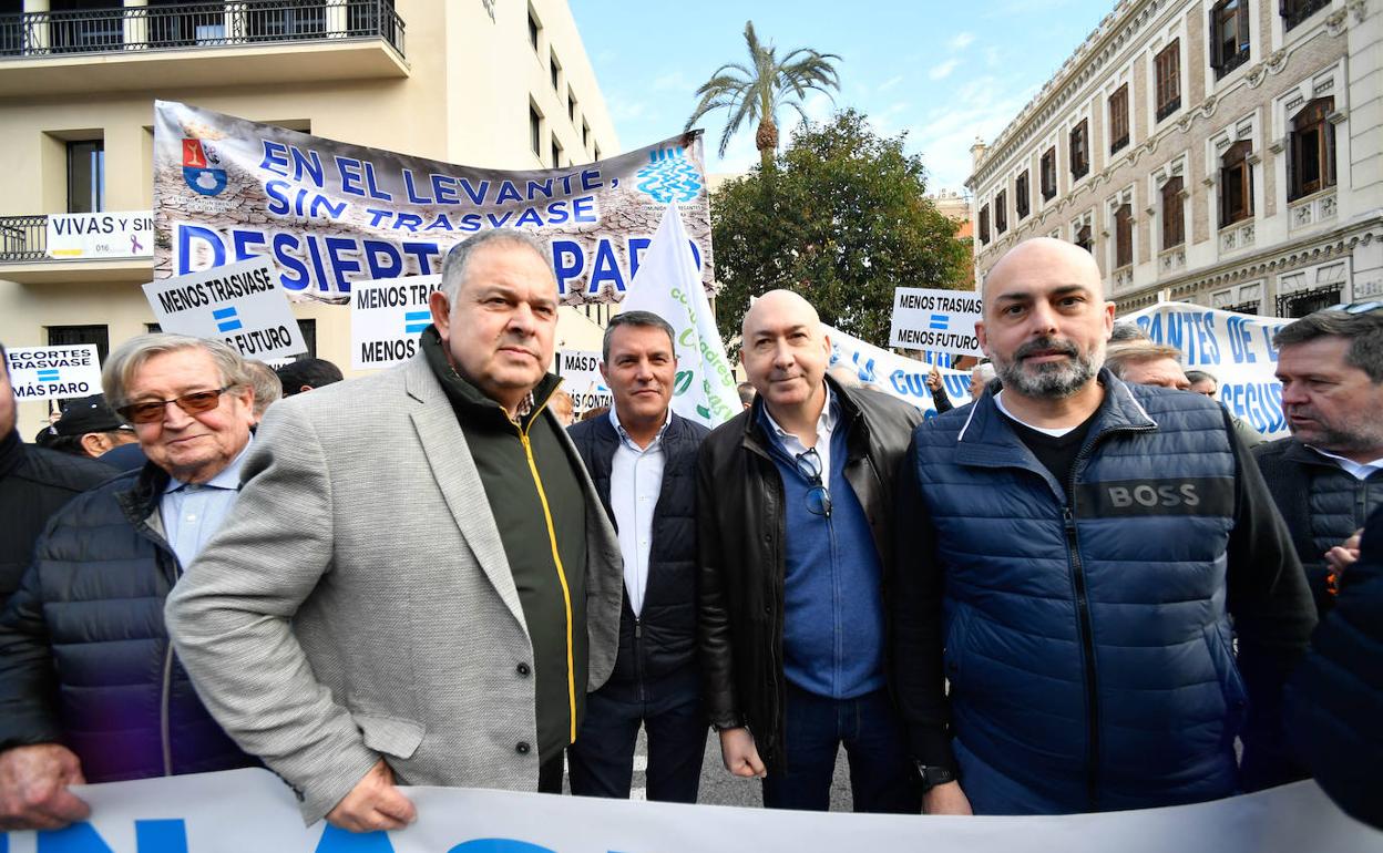 Lucas Jiménez y otros dirigentes del Scrats, en la concentración ante la Delegación del Gobierno en Murcia del pasado día 16. 