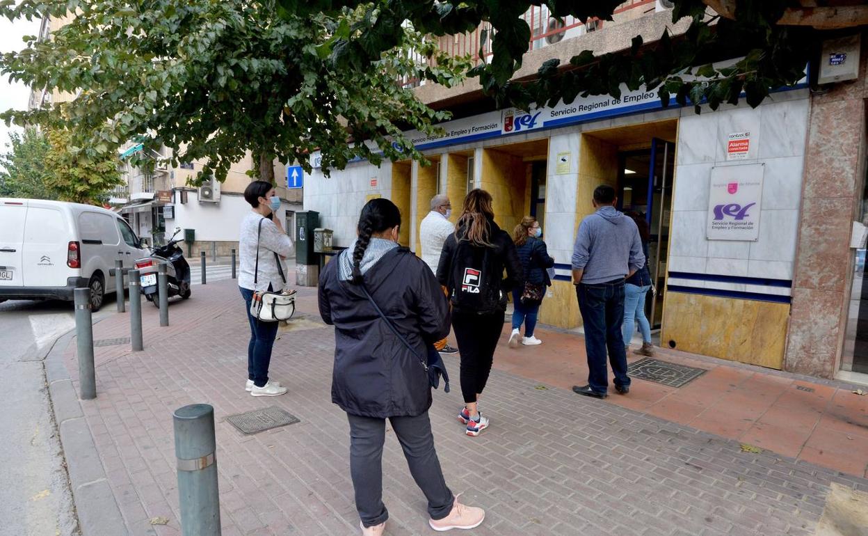 Colas en la oficina del SEF en una imagen de archivo. 
