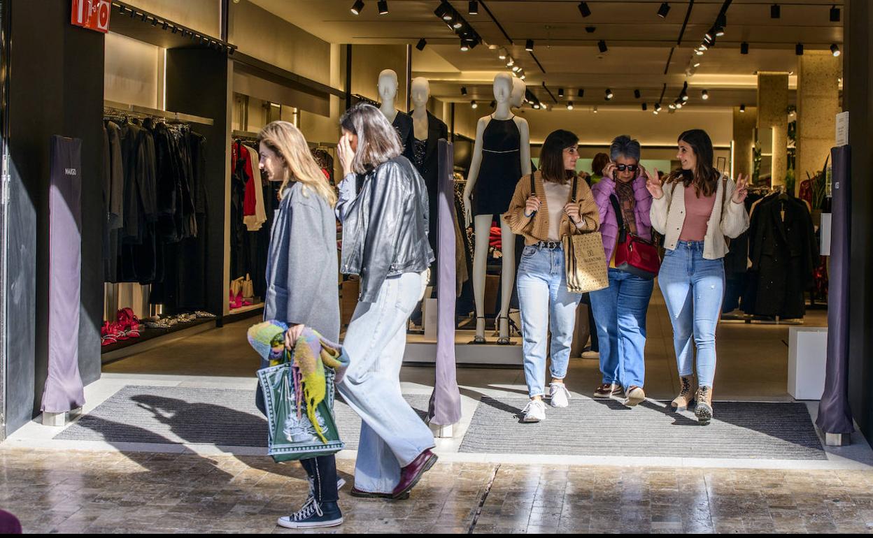 Un grupo de mujeres realizando compras navideñas en Murcia durante el mes de diciembre. 